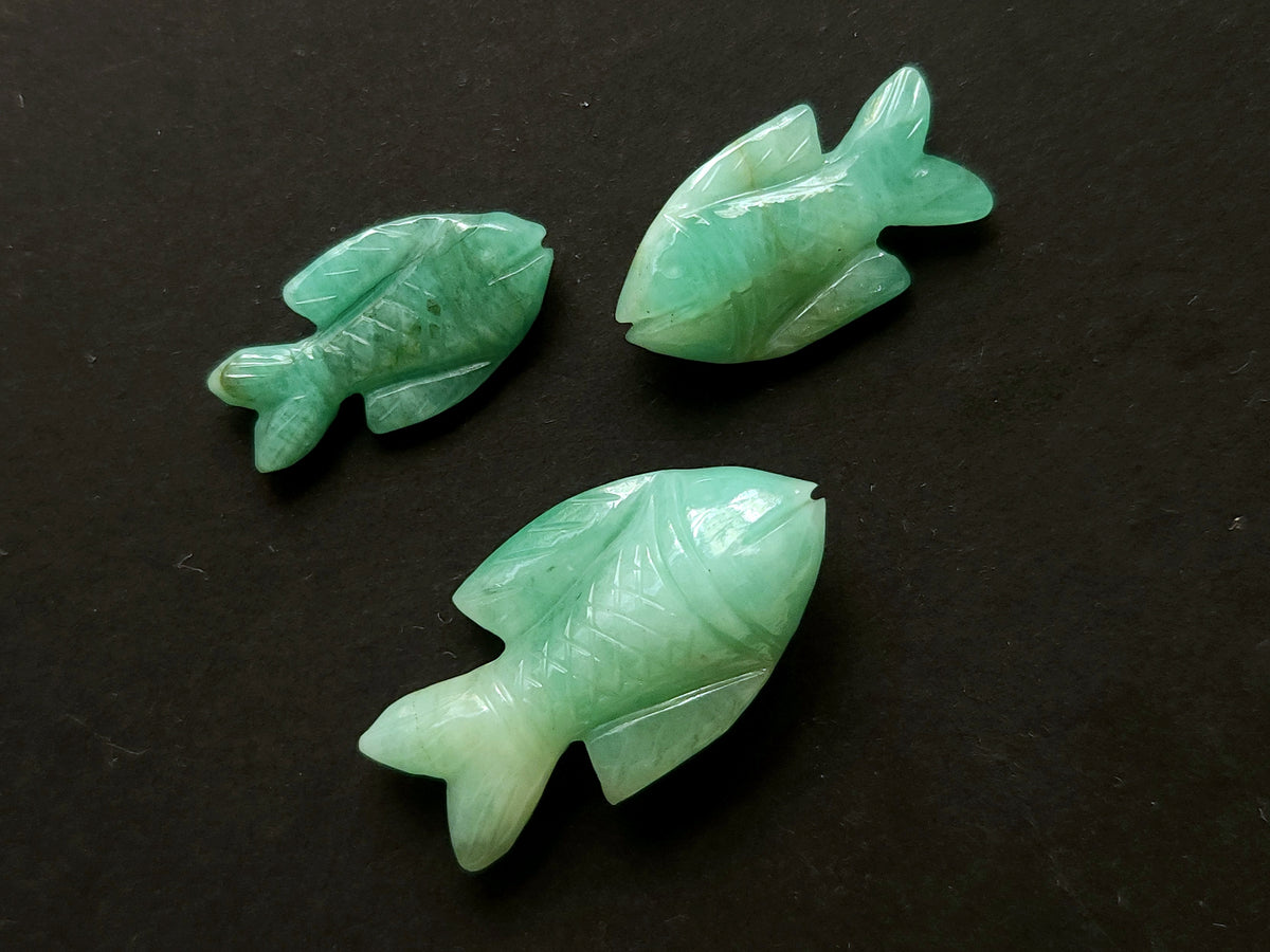 Natural Emerald Fish Carvings For Pendants & Charms