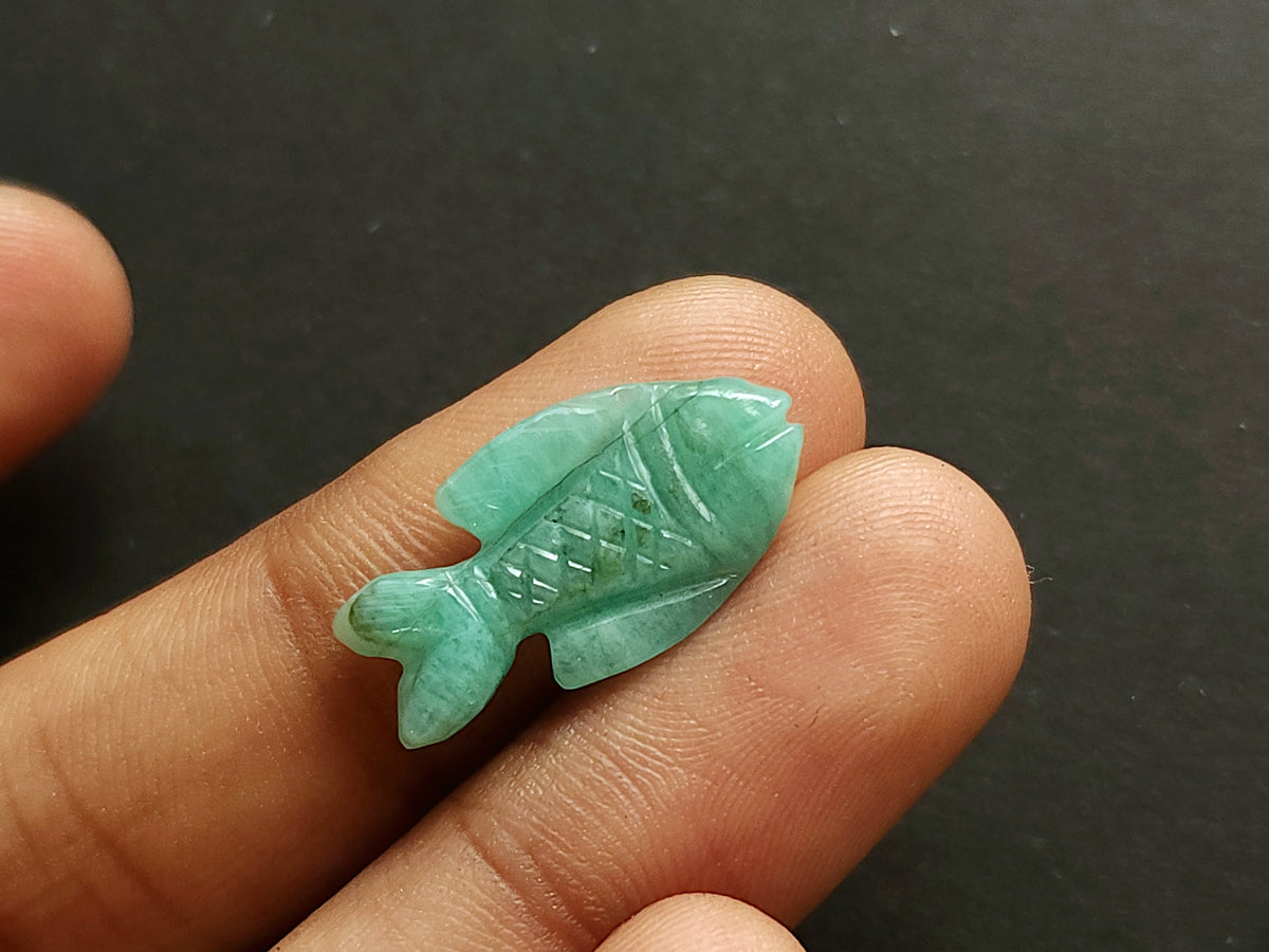 Natural Emerald Fish Carvings For Pendants & Charms
