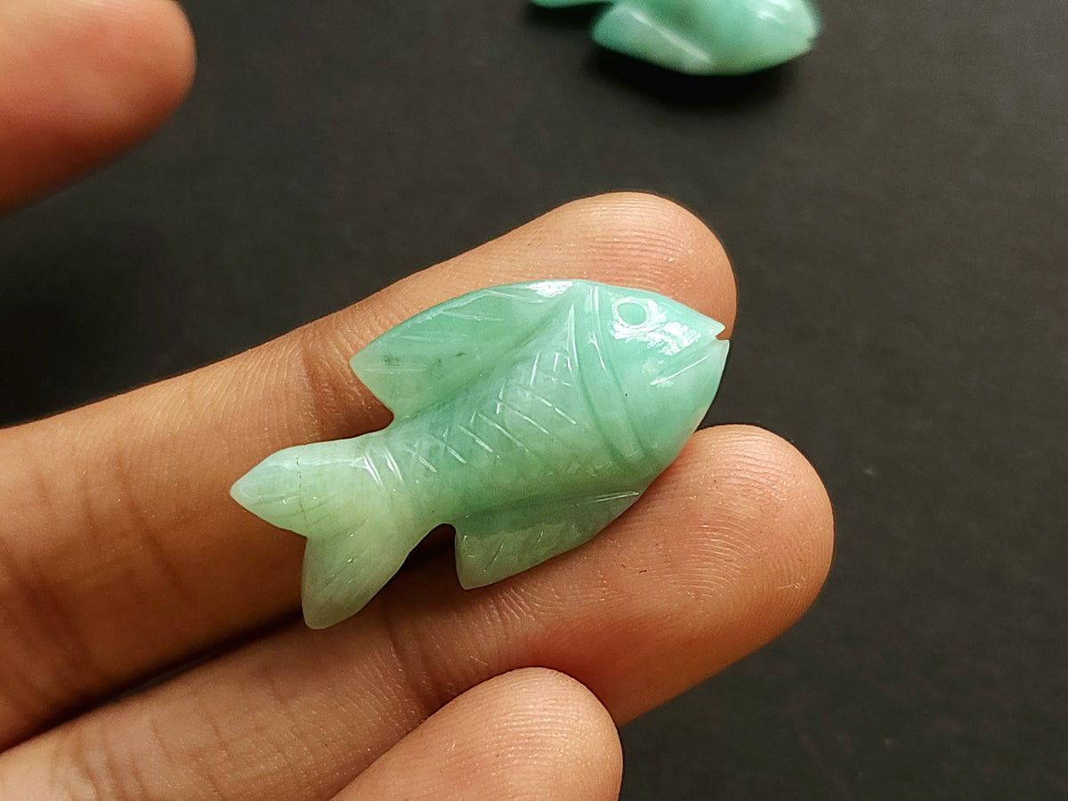 Natural Emerald Fish Carvings For Pendants & Charms